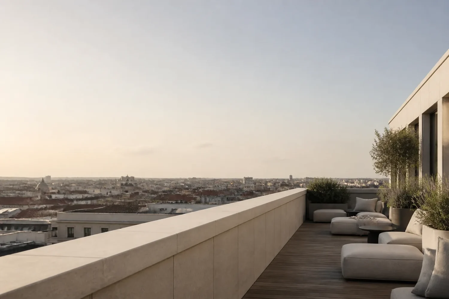 Penthouse-Innenraum mit bodentiefen Fenstern und warmem Abendlicht