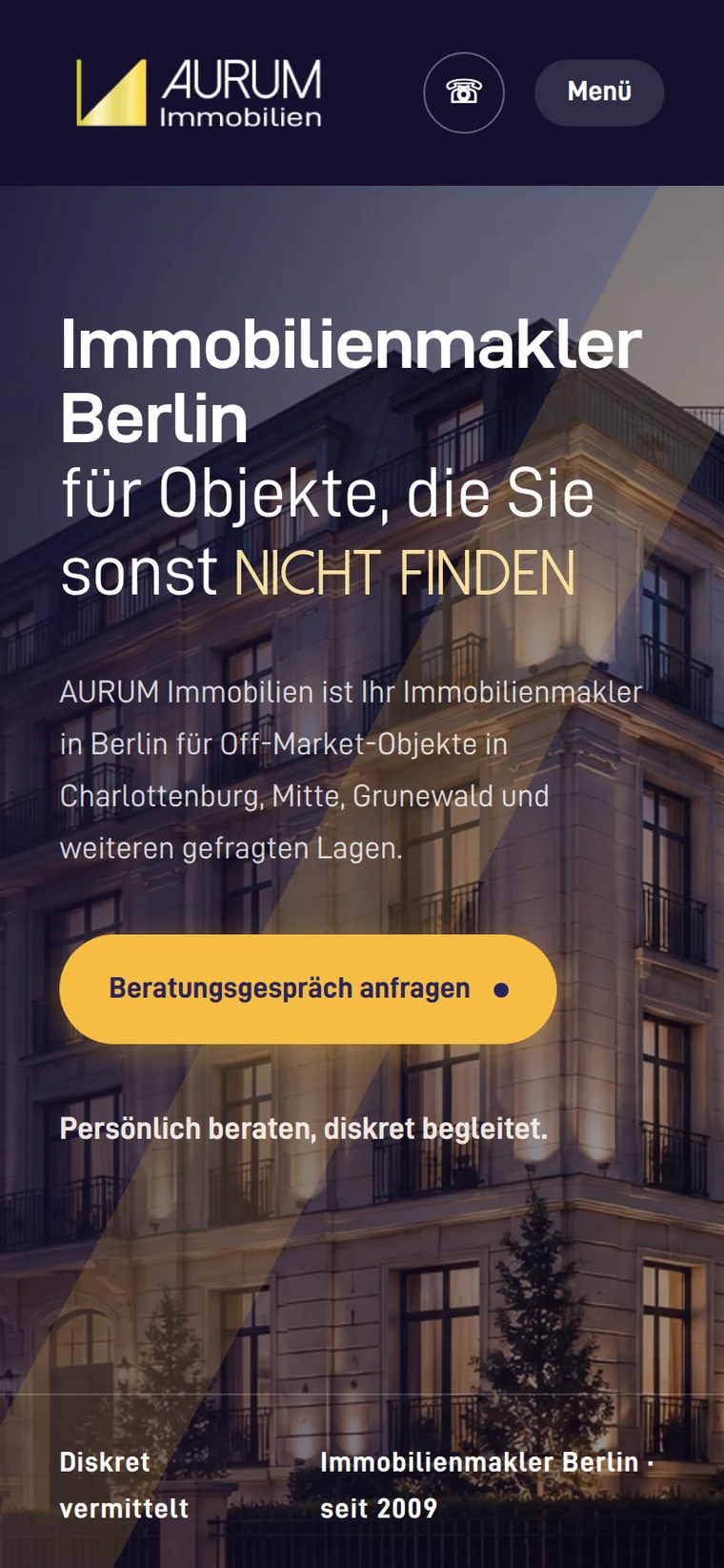 AURUM Startseite auf dem Telefon: dunkler Hero mit Altbaufassade und goldener Schaltfläche