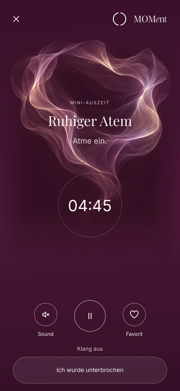 Aktiver MOMent „Ruhiger Atem“ auf dunklem Plum-Hintergrund mit bewegter Lichtform, Timer 04:45 und den Aktionen Sound, Pause und Favorit