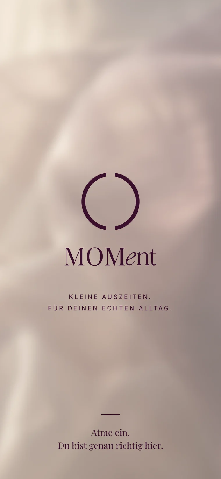 MOMent Startbildschirm: die Bildmarke über dem Schriftzug MOMent, darunter „Kleine Auszeiten. Für deinen echten Alltag.“ und „Atme ein. Du bist genau richtig hier.“