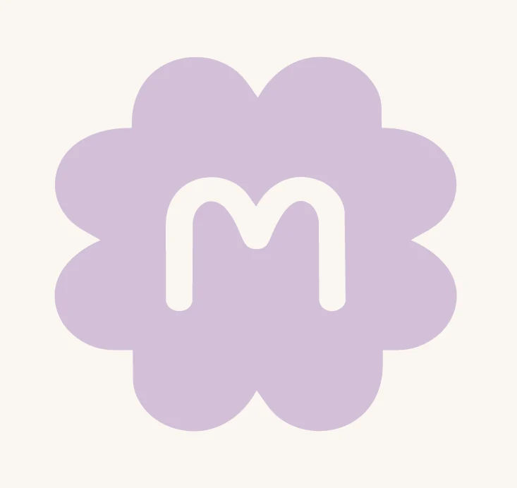 MONA Bildmarke: fliederfarbene Blüte mit weißem m