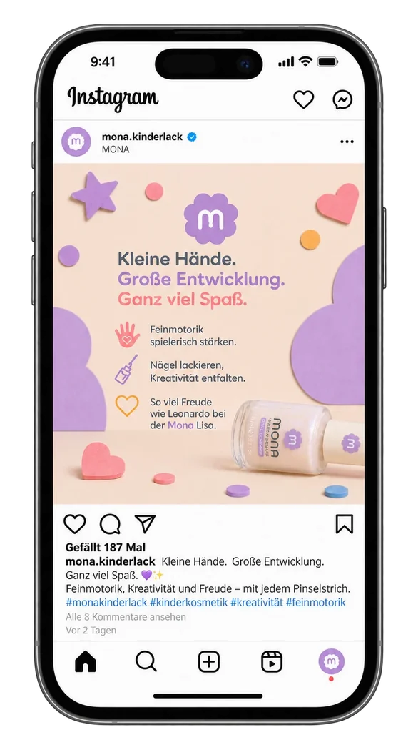 Beitrag im Feed auf dem Telefon: die Zeile „Kleine Hände. Große Entwicklung. Ganz viel Spaß.“ mit drei Stichpunkten und der Handcreme