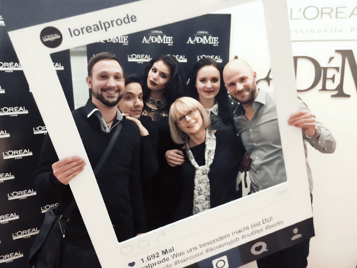 Erinnerungsfoto aus der Salonzeit: sechs Personen aus dem Team, darunter Melanie, halten bei der L'Oréal Académie in Berlin einen überdimensionalen Instagram-Rahmen vor sich