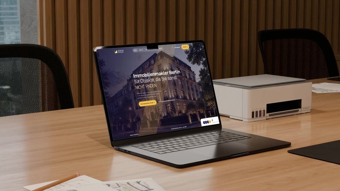 AURUM: die Website auf einem Laptop in einem Besprechungsraum aus Holz und Glas
